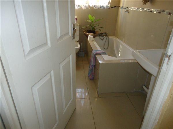 3 Bedroom Property for Sale in Sabata Dalindyebo Square Western Cape